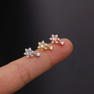 Orecchini a forma di stella con opale e zirconi in tre diversi colori metallici