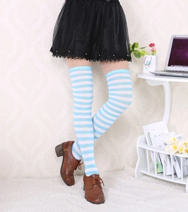 Gros plan de chaussettes hautes rayées bleu et blanc avec chaussures vintage en cuir
