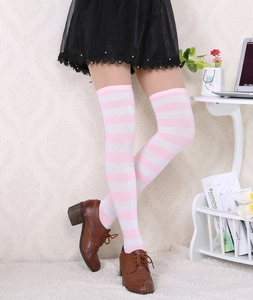 Chaussettes montantes à rayures roses et blanches avec chaussures rétro à lacets