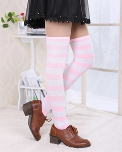 Vue détaillée des chaussettes montantes rayées rose et blanc avec des chaussures brogues