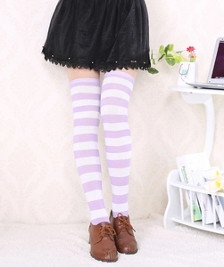 Vue détaillée des chaussettes hautes à rayures violettes et blanches en tricot élastique