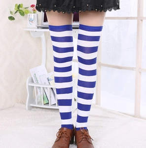Gros plan sur des chaussettes montantes à rayures bleues et blanches et chaussures vintage
