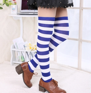 Détail de chaussettes montantes à rayures bleues et blanches portées avec des souliers