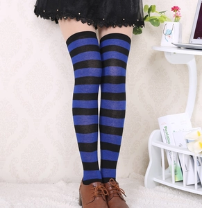 Vue détaillée de chaussettes hautes japonaises à rayures bleues et noires en tricot extensible