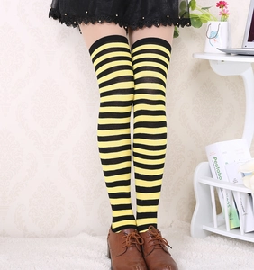 Détail de la texture en tricot des chaussettes montantes à rayures jaunes et noires