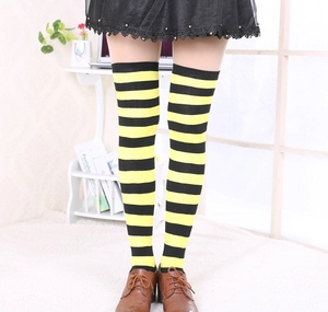 Détail de chaussettes hautes rayées noir et jaune pour cosplay et tenue décontractée
