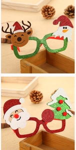 Primer plano de gafas navideñas festivas con diseños de Papá Noel de purpurina y renos lindos.