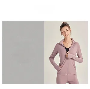 Détail du tissu extensible à séchage rapide et passe-pouce sur la veste de sport rose