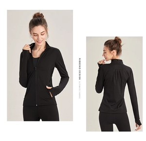 Détails de la veste de sport noire avec passe-pouces et texture de tissu côtelé