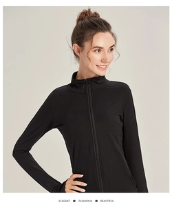 Détail d'une veste de sport noire ajustée avec col montant et fermeture éclair devant
