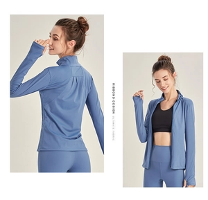 Détail d'une veste de sport bleue à manches longues avec poignets à passe-pouce
