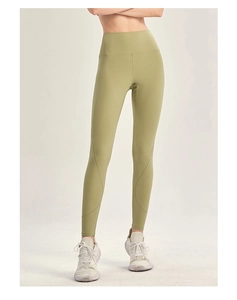 Détail du pantalon de yoga olive à taille haute avec motifs de vagues découpés au laser