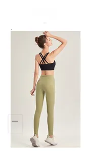 Détail des perforations au laser sur le legging de yoga taille haute vert olive