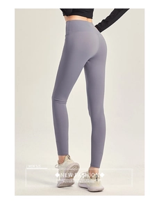 Détail du pantalon de yoga taille haute avec trous d'aération laser en gris-violet clair