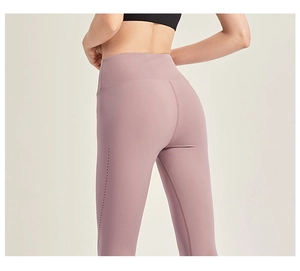 Détail du legging de yoga taille haute avec perforations laser pour la respirabilité