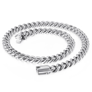 Poliertes silbernes Edelstahl-Panzerketten-Halsband mit sicherem Verschluss auf Weiß