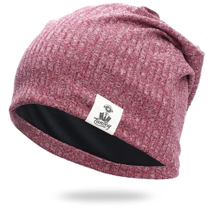 Bonnet en maille bordeaux avec logo musical et doublure coupe-vent sur fond blanc