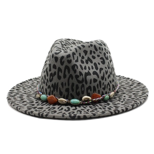 Detailaufnahme des Fedora-Hutes mit Leopardenmuster, Ethno-Perlenband und Muscheln