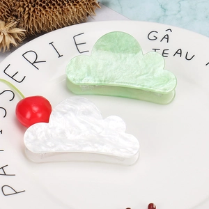 Dreamy cloud-shaped marble hair claws in light green and pearly white finish