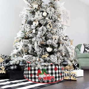 Détail du cache-pied de sapin de Noël à carreaux avec motif camion rouge et gnome