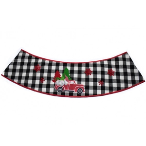 Détail du tapis de sapin de Noël à carreaux avec motif camion rouge, gnome et flocons