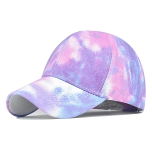 Detailaufnahme der Tie-Dye Baumwollkappe mit lila und rosa Stofftextur und Nähten