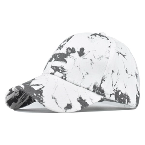 Detailansicht der Tie-Dye Baumwoll-Basecap mit schwarzen Farbspritzern und Schirm