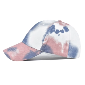 Detaillierte Seitenansicht der Batik-Baumwoll-Baseballkappe mit pinkem und blauem Farbmuster