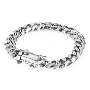 Bracciale a catena cubana in argento lucido con chiusura quadrata su sfondo bianco