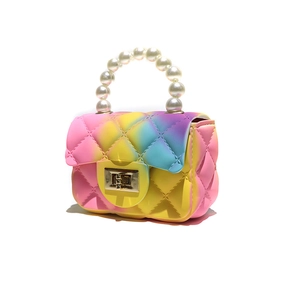 Détail macro du mini sac jelly arc-en-ciel avec silicone matelassé et anse en perles