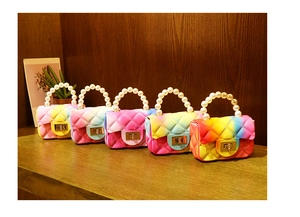 Détail de mini sacs gelée arc-en-ciel avec poignées en perles et fermoir doré