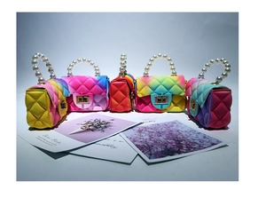 Rangée de mini sacs gelée arc-en-ciel avec poignées en perles et matelassage