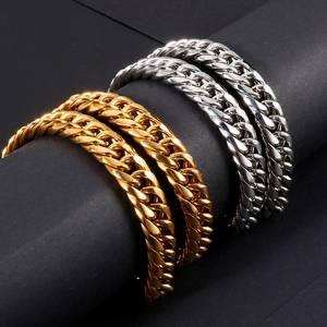 Bracelets à mailles cubaines en acier inoxydable doré et argenté sur support noir