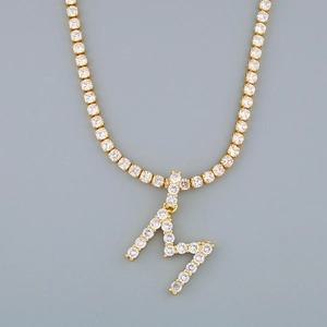 Collier avec pendentif éclair doré serti de zircons brillants sur une chaîne tennis