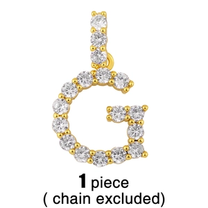 Gros plan détaillé du pendentif lettre G doré orné d'un micro-pavage en zircons scintillants