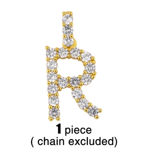 Détail du pendentif lettre R doré avec strass scintillants sans la chaîne incluse