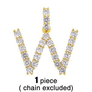 Vue détaillée du pendentif lettre W dorée avec pavage de pierres de zircone scintillantes