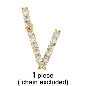 Détail d'un pendentif lettre V dorée serti de micro-pavé de zircone sur fond blanc