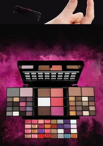 Detaillierte Draufsicht der entfalteten 74-Farben-Make-up-Palette mit matten und schimmernden Tönen