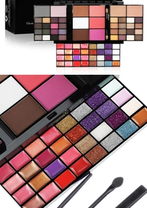 Detaillierte Makroansicht der 74-Farben-Make-up-Palette mit Lidschatten und Lipgloss