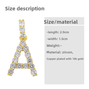 Dimensions détaillées du pendentif lettre A avec zircons et plaquage en or 18 carats
