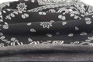 Détail du bonnet noir à motif paisley avec doublure en polaire grise douce et chaude