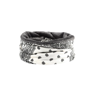 Détail d'un tour de cou coupe-vent avec imprimé bandana noir et doublure polaire douce