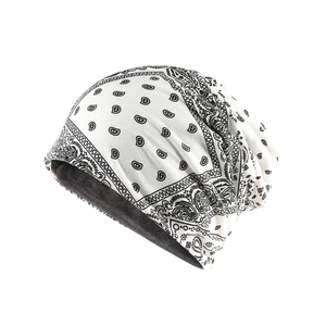 Gros plan du bonnet cachemire noir avec doublure polaire douce pour la chaleur hiver