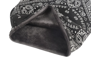 Détail du cache-col d'hiver avec motif paisley noir et doublure polaire grise douce