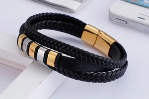 Détail du bracelet en cuir multicouche avec fermoir magnétique et perles dorées