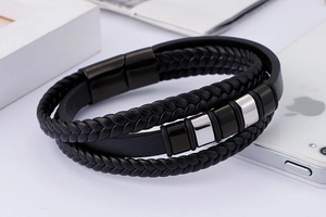 Détail du bracelet multicouche en cuir noir tressé avec fermoir magnétique en acier inox