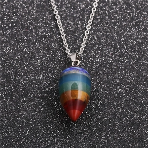 Collana con ciondolo a goccia in pietra naturale arcobaleno e catena d'argento