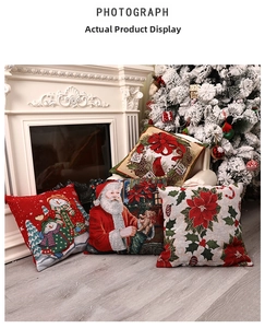 Détail de housses de coussin de Noël avec Père Noël et bonhomme de neige en décor