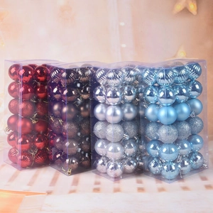 Detail of Christmas tree balls in 4 colors with matte and glitter finishes in clear boxes